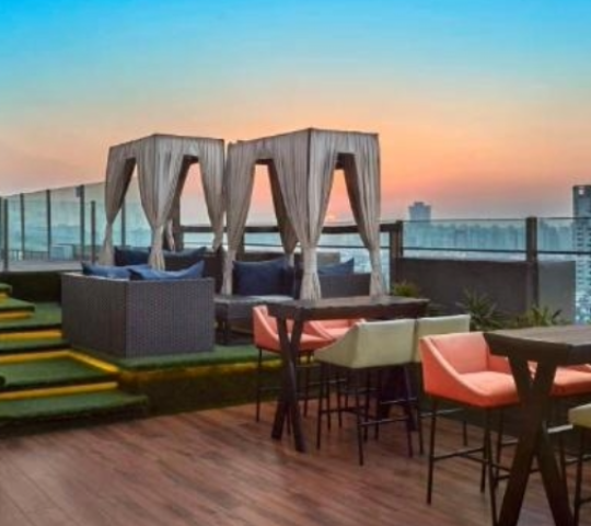 Vibe: The Sky Bar – DoubleTree by Hilton